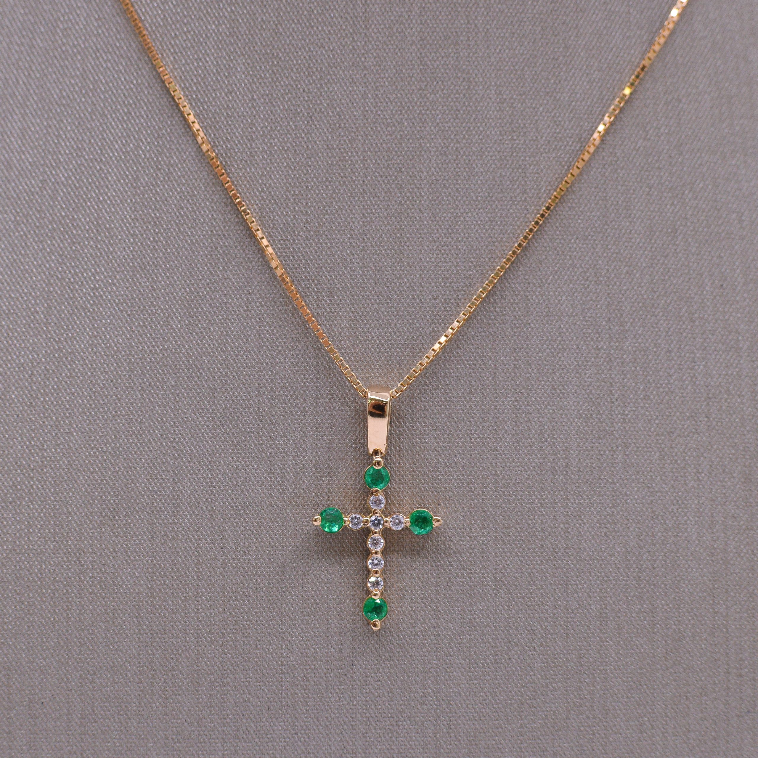 Dije Cruz con Esmeraldas Oro 18k / 2mm - Imagen 2